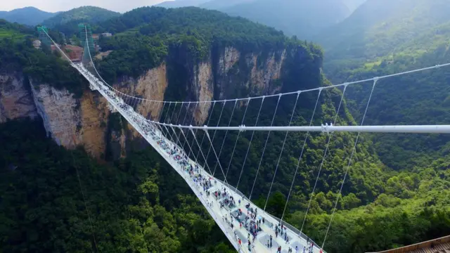 El puente se hizo con 99 paneles de vidrio transparente de tres capas cada uno.
