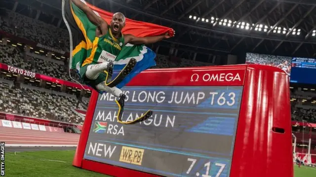 Ntando Mahlangu na-awunyi elu ebe ọ na-aṅụrị maka mmeri ya n'asọmpị Tokyo Paralympic Games