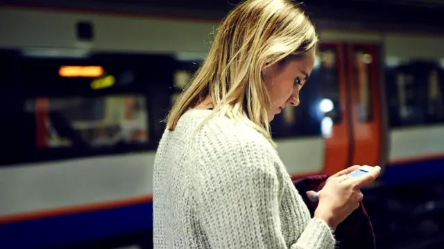 Человек в среднем проводит в социальных сетях свыше 12 часов в неделю - возможно, именно это обстоятельство отгораживает нас от альтернативных точек зрения