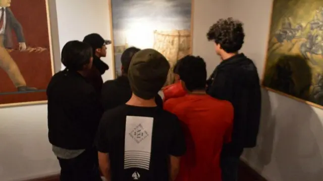 Menores visitando galería.