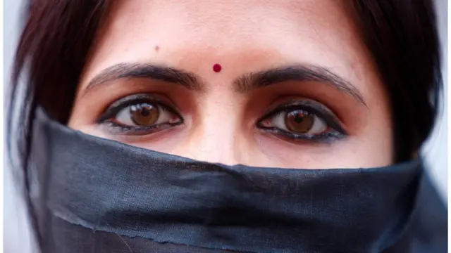 అత్యాచారాలను వ్యతిరేకిస్తూ ర్యాలీలో పాల్గొన్న భారత మహిళ