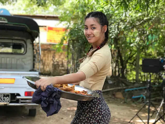 ရိုက်ကူးထားတဲ့ ရုပ်ရှင်ကားတွေ ခုထိ ရုံမတင်သေး