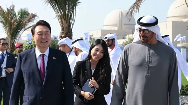 윤석열 대통령과 모하메드 빈 자이드 알 나흐얀 아랍에미리트(UAE) 대통령이 16일 오후(현지시간) UAE 아부다비 알다프라 바라카 원자력 발전소에서 열린 3호기 가동 기념 행사에 참석하고 있다