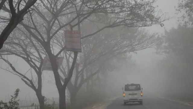 প্রচণ্ড শীতের সঙ্গে রয়েছে কুয়াশা