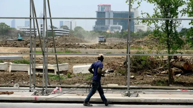 คนงานกำลังติดตั้งรั้วกั้นรอบพื้นที่สนามม้านางเลิ้งเดิม (ถ่ายเมื่อวันที่ 22 เม.ย. 2564)