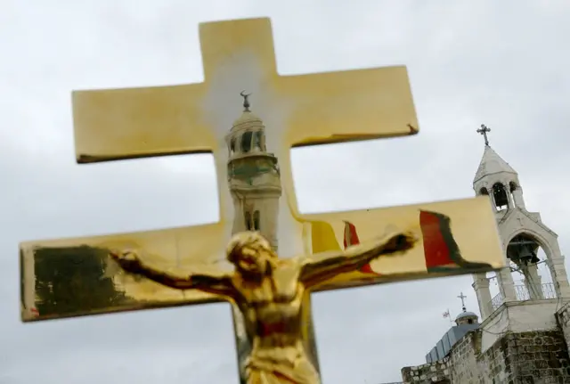 Crucifixo dourado