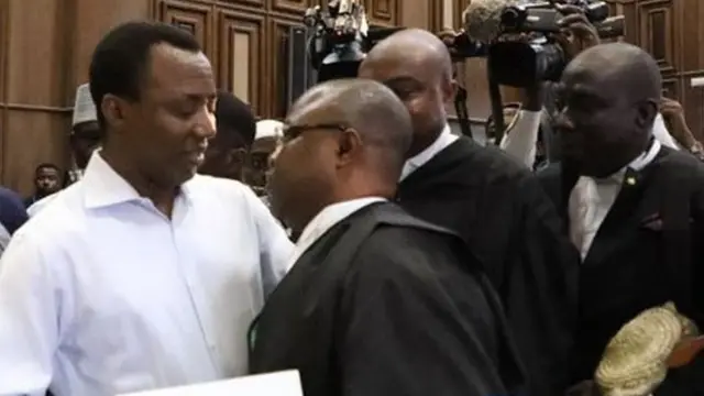 Soworẹ n ba awọn agbẹjọro sọrọ