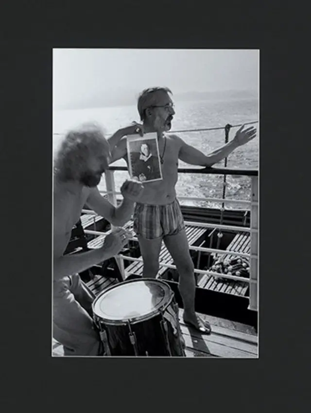 Юрий Рост. "Андрей Битов и Владимир Тарасов показывают Александру Пушкину родину его предков". Африка, 2000 г.