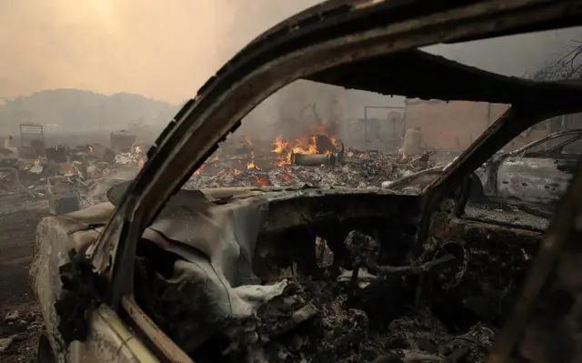 કેલિફોર્નિયામાં લાગેલી આગ બાદ સળગેલો કાટમાળ