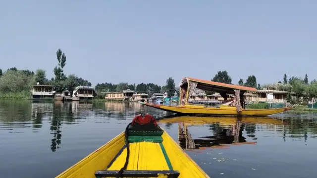 डल में शिकारा