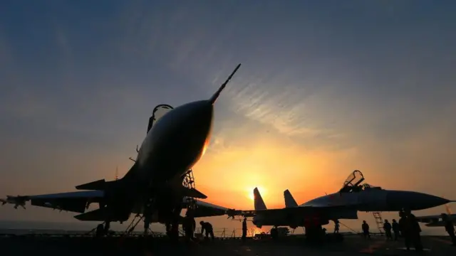 တရုတ်လေတပ်ရဲ့ ငါးမန်းပျံ နာမည်ရ J15 တိုက်လေယာဥ်