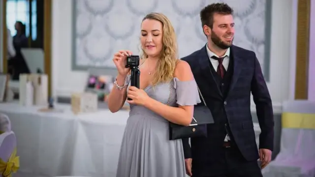 توم بورليت وشريكته في حفل الزفاف