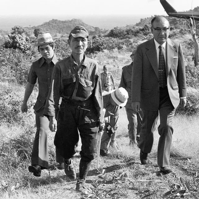 Fotoroleta decisivapreto e brancoroleta decisivahomemroleta decisivaterno e homemroleta decisivauniforme militar caminhando ao ladoroleta decisivaum helicoptero