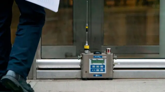 Un dispositivo con una antena puesto en el piso a la entrada de la corte federal de Brooklyn.