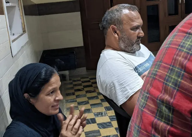 अंशु मलिक के पिता, धरमवीर मलिक परिवार के साथ मैंच देखते हुए