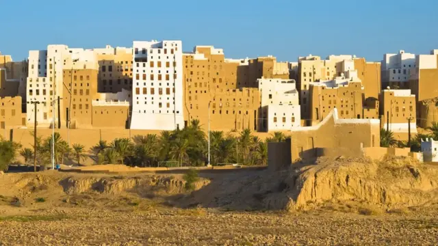 Connue sous le nom de "Manhattan du désert", la ville fortifiée de Shibam, datant du 16e siècle, a été classée au patrimoine mondial en 1982