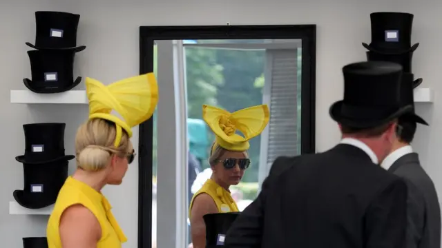 Женщина и мужчина в шляпах