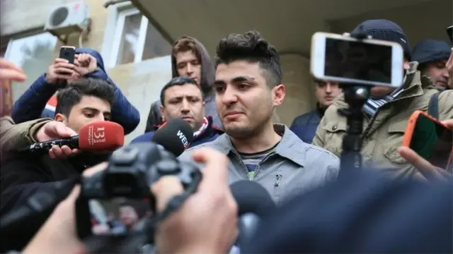 Bloqçu Mehman Hüseynov 2017-ci ilin yanvarında keçirilən məhkəmə prosesindən əvvəl internet televiziyalarına müsahibə verir