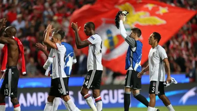 Beşiktaşlı futbolcular maç sonrası taraftarlarını selamlıyor