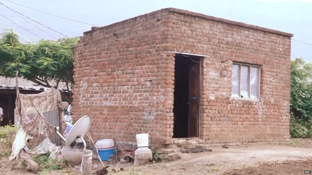 रूपालीचं घर.