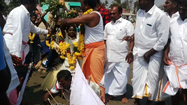 கடல் தாய்க்கு கன்னி பெண்கள் பொங்கல் வைத்து கொண்டாட்டம்