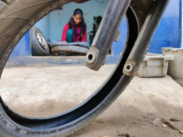 లేడీ బైక్ మెకానిక్