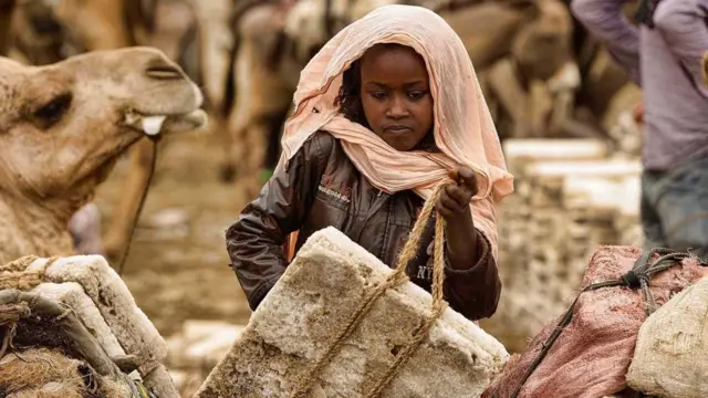 Tuz taşıyan kadın