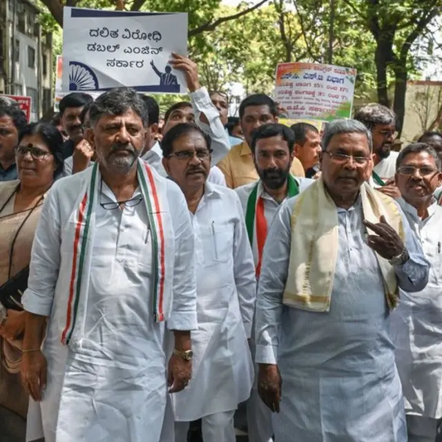 बीते मार्च में बीजेपी सरकार के ख़िलाफ़ एक प्रदर्शन के दौरान कांग्रेस के वरिष्ठ नेताओं के साथ सिद्धारमैया और डीके शिवकुमार.