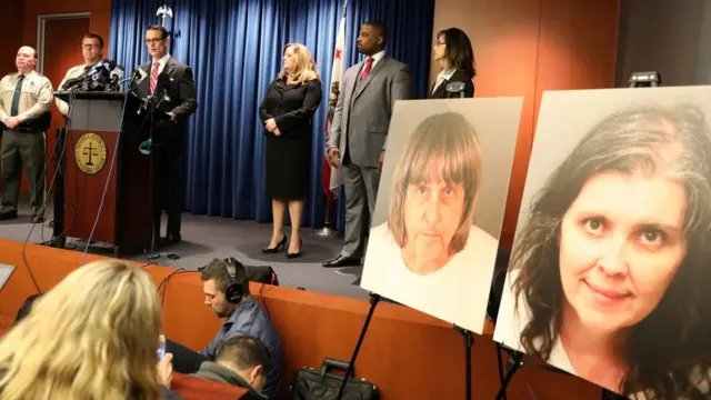 அமெரிக்காவில் 13 குழந்தைகளை கொடுமைப்படுத்திய பெற்றோர்