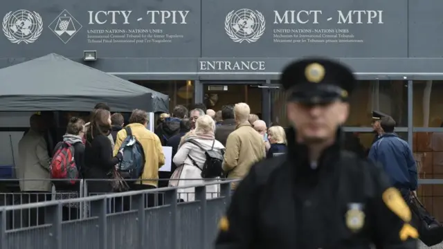 Журналисты на входе в здание международного трибунала по бывшей Югославии