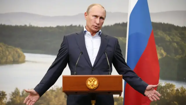 นักวิเคราะห์บางรายกล่าวไว้เมื่อปี 2012 ว่า นายปูตินอาจมีทรัพย์สมบัติมูลค่าถึง 7 หมื่นล้านดอลลาร์สหรัฐฯ ซึ่งจะทำให้เขาเป็นมหาเศรษฐีอันดับต้น ๆ ของโลก