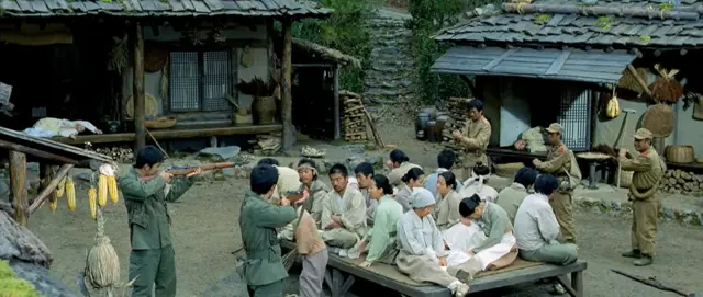 2005년 영화 '웰컴투 동막골'에서 남북 사람들은 함께 어울려 지내게 된다