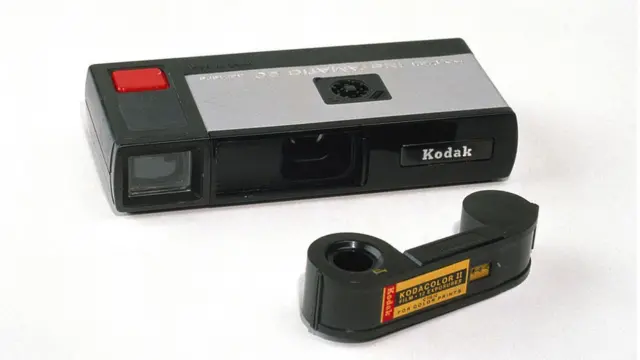 Cámara antigua y rollo fotográfico