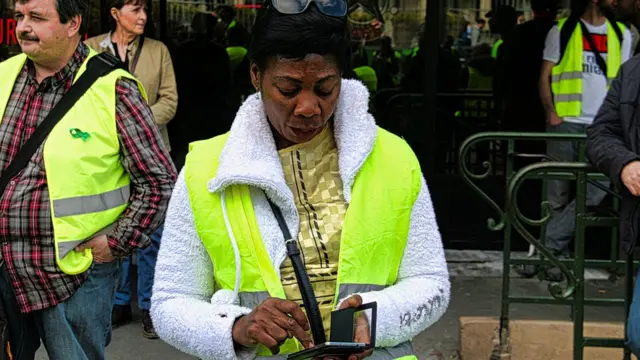 Cecile N'Go appelle une amie pour qu'elle vienne prendre part aux manifestations.