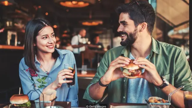 Homem e mulher almoçando juntos