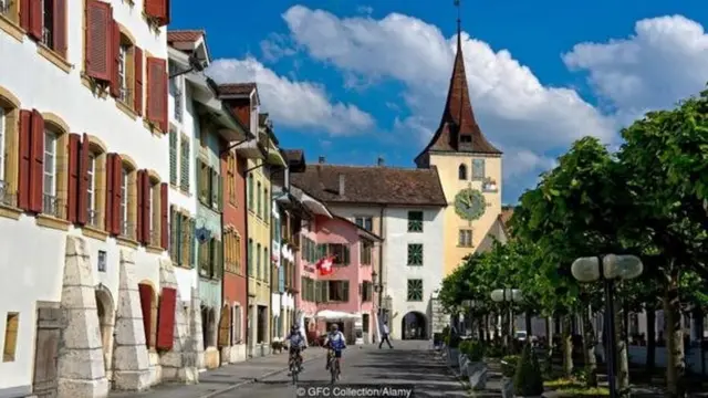 İsveçrənin dörd rəsmi dili var: alman, fransız, italyan, retoroman dilləri