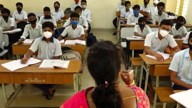 చంద్రంపాలెం జెడ్ పి స్కూలులో విద్యార్థులు