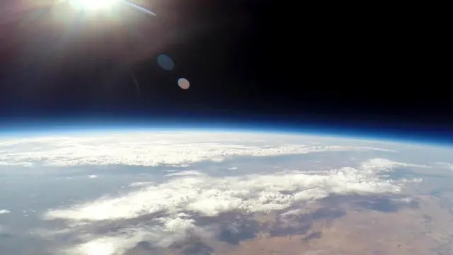 На таких больших высотах небо приобретает черный цвет, а горизонт заметно искривляется