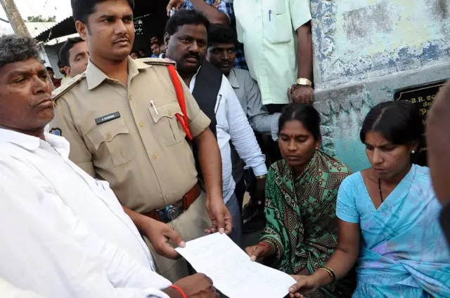 పోలీసులకు ఫిర్యాదు చేస్తున్న బాధితుల కుటుంబ సభ్యులు