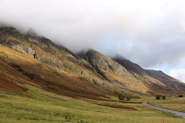 கிலென்கோ பகுதியில் மலைகளுடன் உறவாடும் மேகங்களை படமாக பதிவு செய்துள்ளார் டையான் மெக்கார்த்தி.