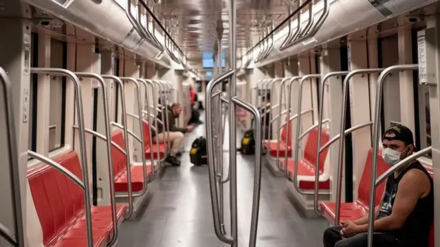 Vagón de metro parcialmente vacío.