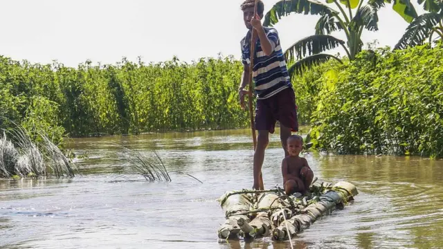 বহু এলাকাতেই রাস্তা-রেললাইন ডুবে গিয়ে যোগাযোগ ব্যবস্থা বিপর্যস্ত