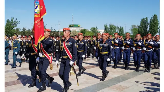 Жеңиш аянтында майрамдын урматына аскердик парад болду.