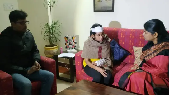 ஜே.என்.யு. மாணவர் சங்கத் தலைவி ஒய்ஷி கோஷை சந்தித்துப் பேசும் கனிமொழி.