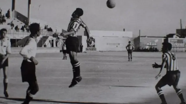 En 1960 Mohamed Maouche (faisant une tête) était l'un des joueurs algériens à quitter son club français de Reims pour rejoindre l'équipe du FLN