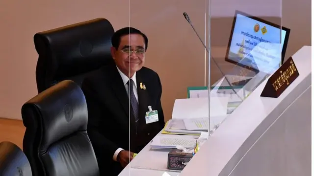 นายกฯ อารมณ์ดี ในระหว่างรอฟังการอภิปรายไม่ไว้วางใจของฝ่ายค้าน