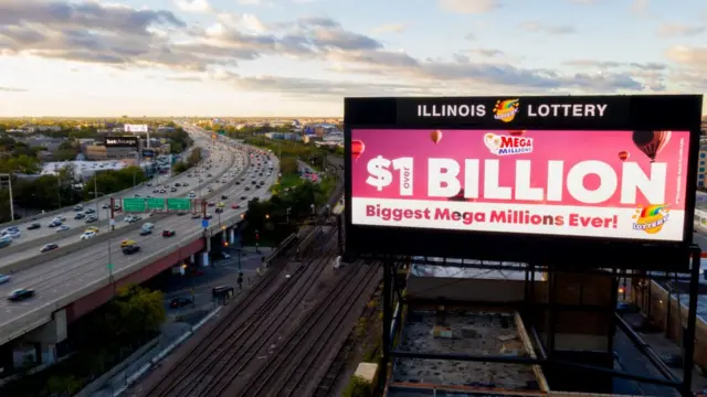 Valla en una autopista promocionando el Mega Millions.