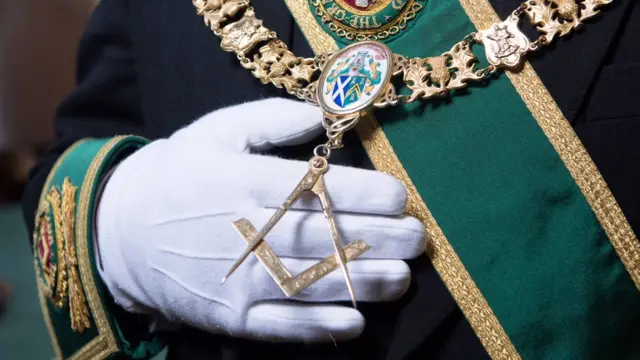 Símbolos masónicos de una logia escocesa