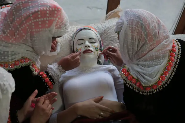 Pravljenje geline je ujedno i najnitimniji deo venčanja obzirom da je rezervisan isključivo za najbližu žensku rodbinu. Sam proces može trajati i do dva sata a glavnu ulogu ima žena posebno obučena za ovaj posao.