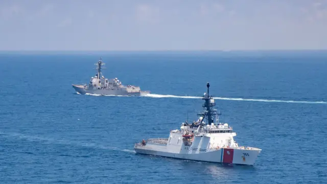 美國伯克級導彈驅逐艦"紀德"號(USS Kidd)和海岸防衛隊巡邏艦"穆洛"號(Munro)在8月27日通過台灣海峽。